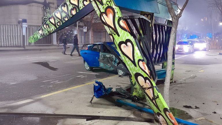 El auto chocó con la garita del Parque Central en Neuquén