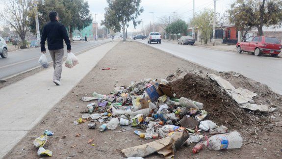 Esquinas, terrenos baldíos, plazas, bulevares y hasta el frente de una escuela. Ningún lugar escapa a la basura. Una problemática que generan los propios vecinos.