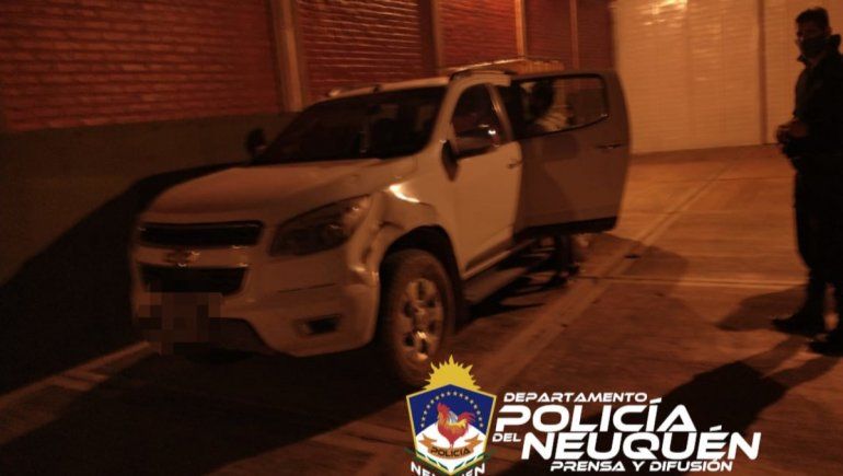 Detuvieron a tres personas sorprendidas mientras robaban combustible de un yacimiento en Rincón de los Sauces.