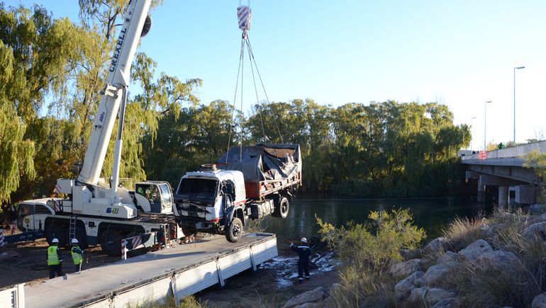 El rescate del camión que cayó al río demandó nueve horas