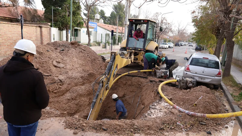Operarios trabajan en la rotura del acueducto en Alta Barda&nbsp; /Foto Sebastián Fariña Petersen
