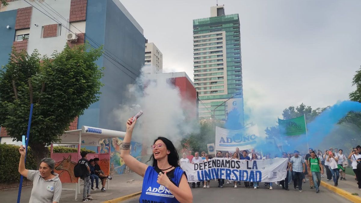 Multitudinaria marcha de las universidades que llenó las calles de esta ciudad: el reclamo