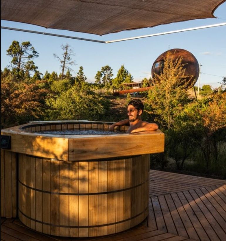 La tina japonesa, rodeada de verde en el amplio parque que tiene el Huevo de Dragón. La tina japonesa, rodeada de verde en el amplio parque que tiene el Huevo de Dragón.
