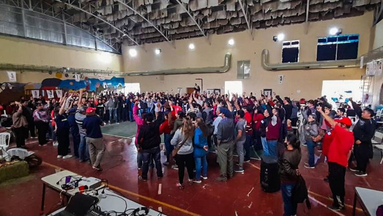 Unos 300 trabajadores rurales respaldaron al criancero que quieren desalojar