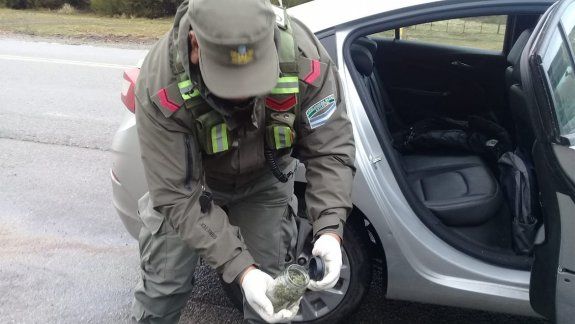 Atraparon a dos hombres con al menos cuatro tipos de drogas