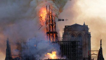 tristeza por el incendio de la catedral de notre dame tristeza por el incendio de la catedral de notre dame