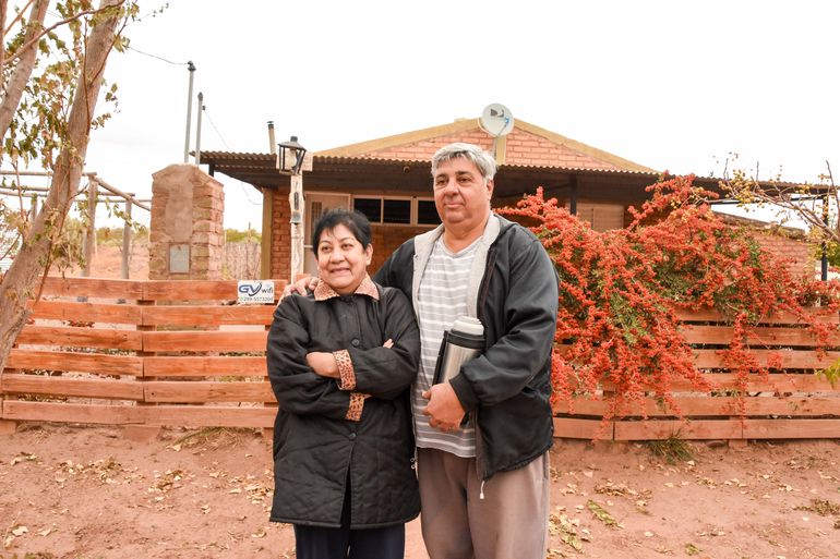 Matilde Rosales y Juan Almirón, son jubilados. Ella es enfermera y el policía. Eligieron a Sauzal Bonito por la tranquilidad. Cuenta cómo vivieron el último sismo.