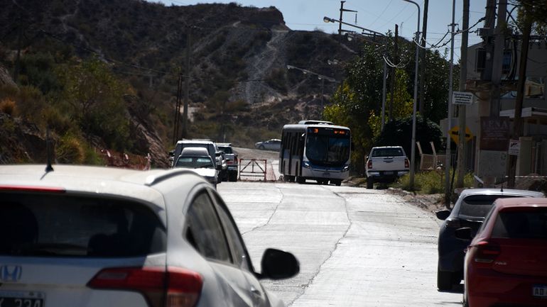 El acceso al barrio quedó como nuevo, pero aún faltan más obras en la calle América del Sur.