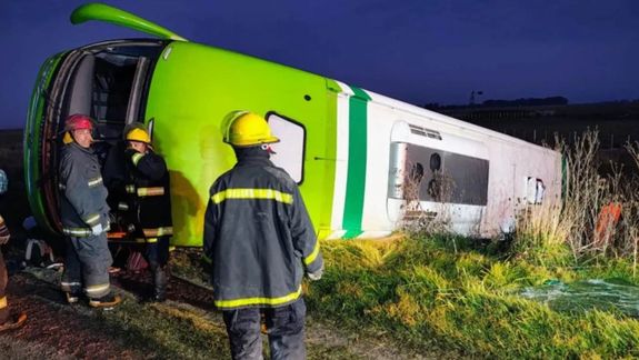 Choque y muerte en la ruta: por el vuelco de un colectivo murieron cinco personas y hay casi 30 heridos