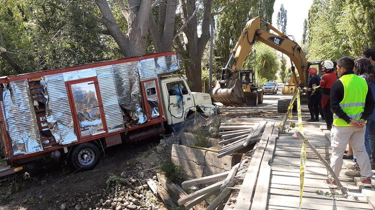 Tras dos días, lograron rescatar el camión que había caído al río