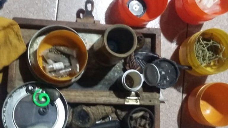 Encontraron armas y un laboratorio de aceite de cannabis