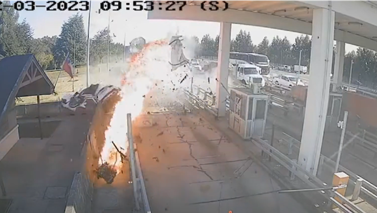 Murió tras chocar contra un peaje a 220 kilómetros por hora