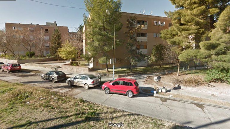 Policías, parteros y héroes: ayudaron a una mujer a dar a luz en la escalera de su edificio