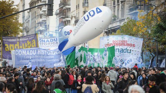 Masiva marcha en Plaza de Mayo en defensa de la educación pública