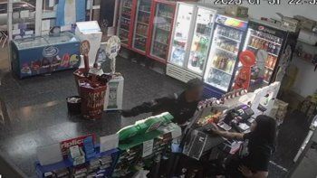 se puso violento porque no le dieron puchos fiado y amenazo a la empleada se puso violento porque no le dieron puchos fiado y amenazo a la empleada