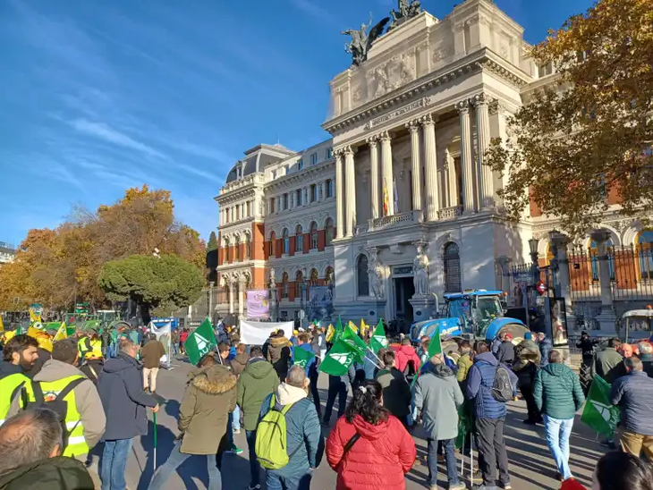 Protesta de agricultores frente al Ministerio de Agricultura, Pesca y Alimentación. Efeagro/ JJR. Protesta de agricultores frente al Ministerio de Agricultura, Pesca y Alimentación. Efeagro/ JJR.