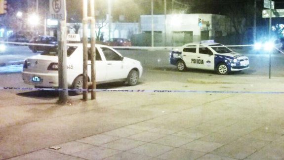 Tras la pelea entre taxistas, el agresor también intentó atacar con el cuchillo a un policía.