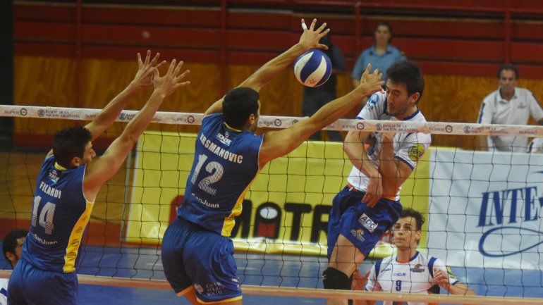 Aschemacher mete la bola en uno de los escasos ataques del Dino.