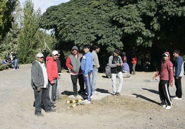 Por una deuda salarial, paran la cosecha y el empaque en Moño Azul