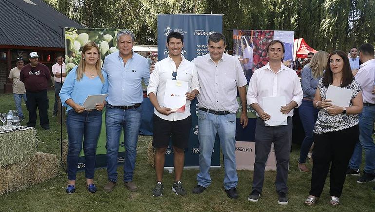 Rolando Figueroa entregó créditos a empresas durante la Expo Rural