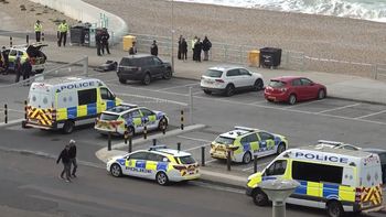 Tras el hallazgo, la Policía montó un importante operativo en la playa de Brighton, Inglaterra. Tras el hallazgo, la Policía montó un importante operativo en la playa de Brighton, Inglaterra.