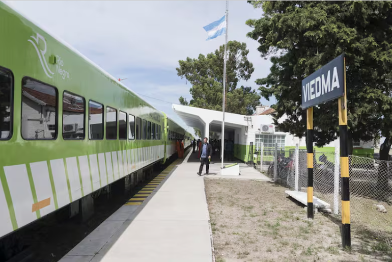 El tren Patagónico sale de Viedma todos los viernes a las 17, y regresa desde Bariloche los domingos a la misma hora. 