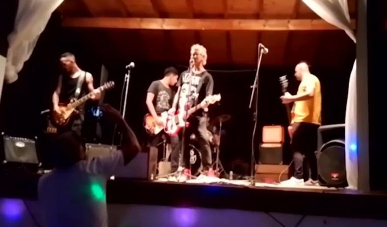 Testigos que se encontraban en el lugar aseguraron que se desplomó repentinamente. Se murió tocando en vivo.