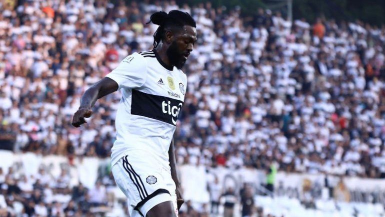 Adebayor se fue de Paraguay y Olimpia piensa en Tevez