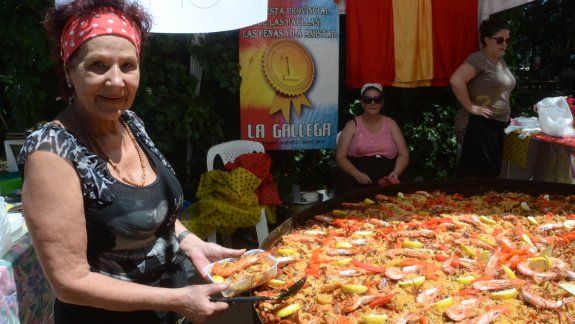 María Luisa Pérez López, quien tiene un local en Las Grutas, cocinó ayer una paella gigante en Casa de la Costa.&nbsp;