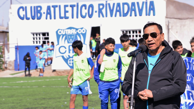 Rioseco inauguró el césped sintético del club Rivadavia