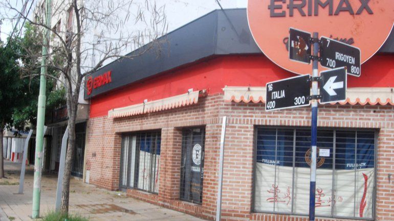 El ladrón tiró una piedra contra el vidrio de la tienda de Yrigoyen e Italia.