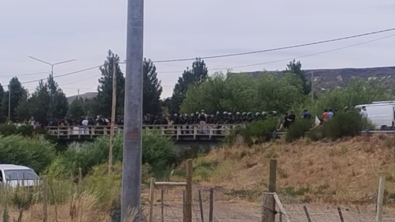 Gendarmería dispuso de un operativo para desalojar a los manifestantes en Ruta 40 | LM Neuquen Gendarmería dispuso de un operativo para desalojar a los manifestantes en Ruta 40