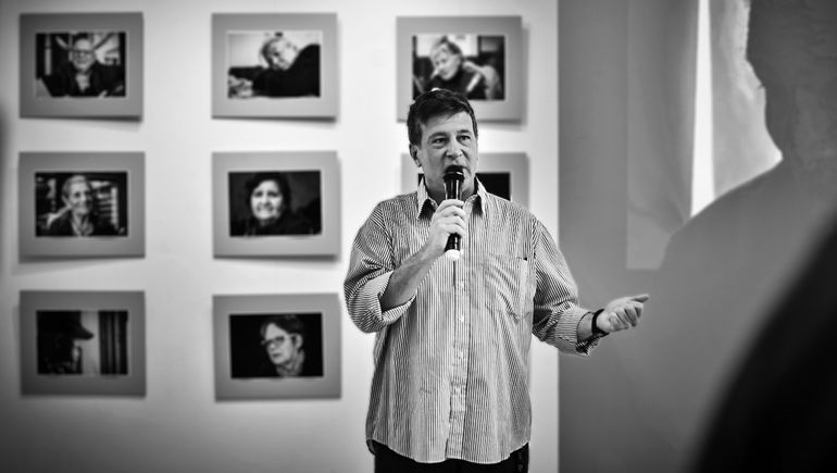 El fotógrafo Julián Campos durante la inauguración de su muestra Miradas en el Museo de Arte Contemporáneo (MAC) Conrad Meier de Villa La Angostura