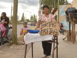 Violeta, una mujer luchadora que vende trotas fritas y rosquitas en la puerta de la escuela donde es portera. Foto Antonio Spagnuolo.