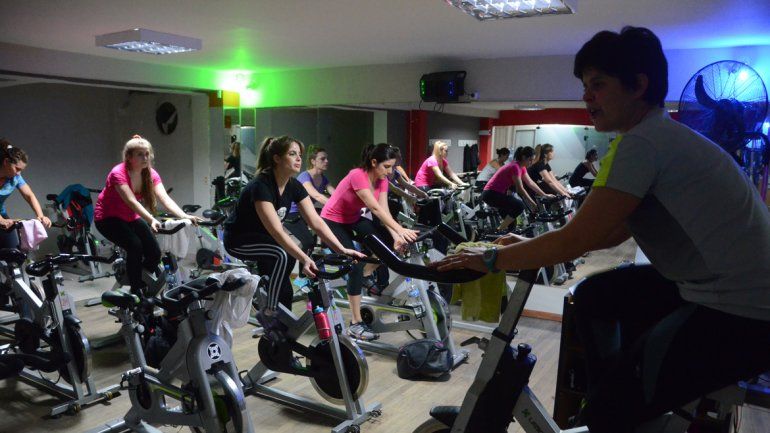 Las cálidas temperaturas de los días previos a la primavera llevan a muchas personas a anotarse en los gimnasios para hacer actividad física.&nbsp;
