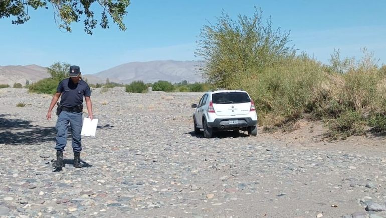 Este es el auto de la mujer que está siendo buscada en el río Neuquén. (Foto LMNeuquén)