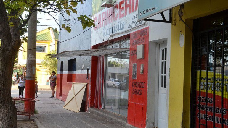 Le prohíben tener a su hijo en la carnicería familiar