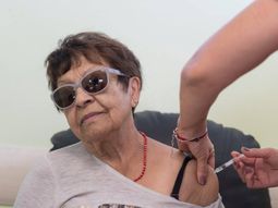 Una de las miles de personas que recibió la vacuna antigripal en Río Negro. Una de las miles de personas que recibió la vacuna antigripal en Río Negro.