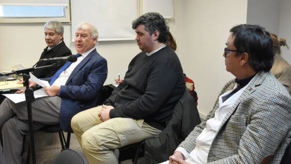 Jeremías Berruhet (centro) junto al médico Diego Soto Payva (derecha), en una audiencia realizada en Chubut.&nbsp;