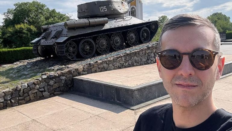 Maxi Bagilet cruzó a pie la frontera y descubrió un país anclado en el comunismo. 