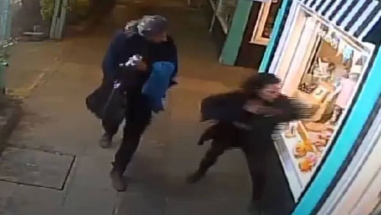 Video viral en redes: una joven le dio un codazo a una vidriera de un comercio en Avenida Arrayanes
