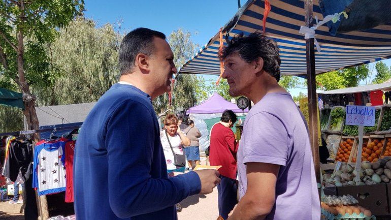 El candidato instruyó a los vecinos sobre cómo tienen que votar.