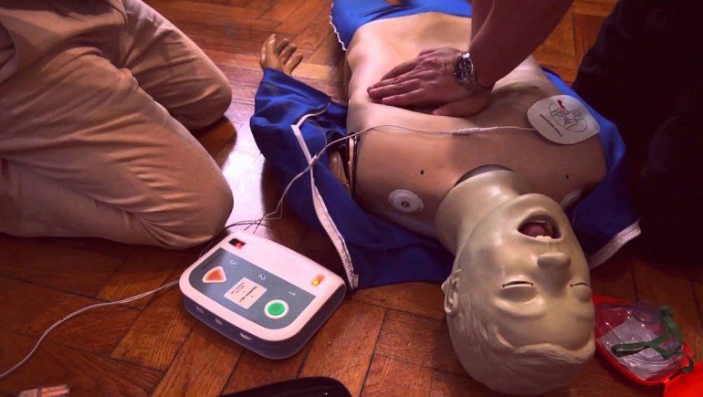 Grandes locales y clubes deben tener desfibriladores