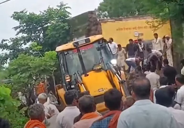 Se derrumbó el techo de una escuela en India y se registraron varios muertos. Se derrumbó el techo de una escuela en India y se registraron varios muertos.