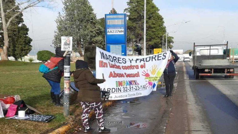 Familias de los jardines con denuncias de abuso reclamaron en los puentes carreteros. Familias de los jardines con denuncias de abuso reclamaron en los puentes carreteros.