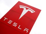 FOTO DE ARCHIVO: El logotipo del fabricante de automóviles Tesla se ve en un concesionario en Londres, Gran Bretaña, 14 de mayo de 2021. REUTERS/Matthew Childs/Foto de archivo
