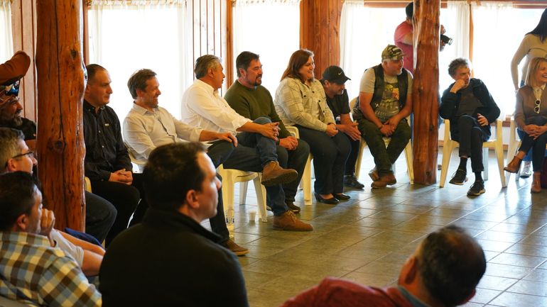 Rolando Figueroa, durante una reunión de campaña en Villa La Angostura. Rolando Figueroa, durante una reunión de campaña en Villa La Angostura.