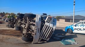 Impactante vuelco de un enorme camión cargado de pollos: la gente se llevó la mercadería | LM Neuquen Impactante vuelco de un enorme camión cargado de pollos: la gente se llevó la mercadería