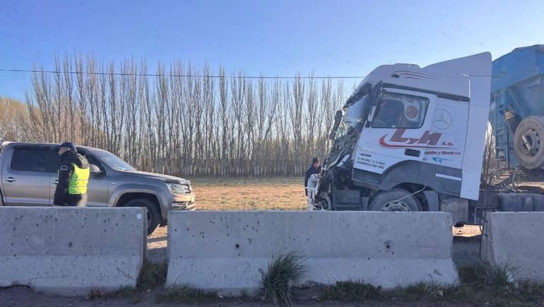 Un conductor no alcanzó a frenar y chocó al camión que iba adelante. Ocurrió en Ruta 22.
