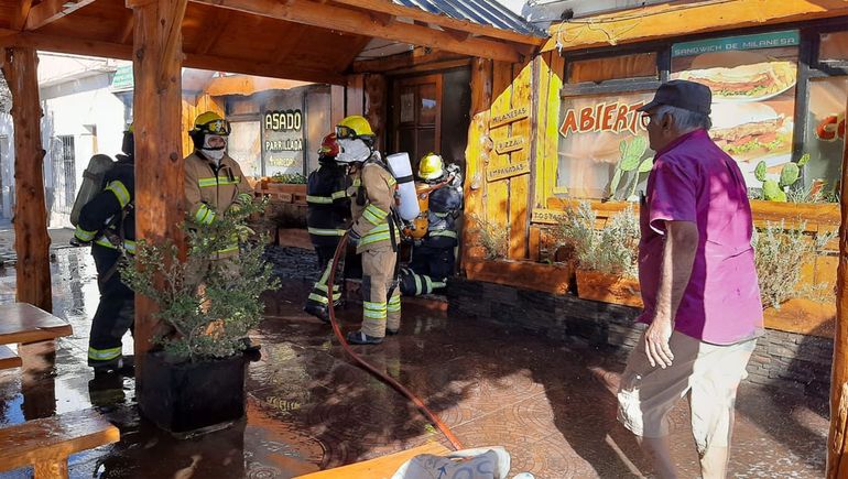 Los daños por el incendio fueron totales en un parador de Piedra del Águila.